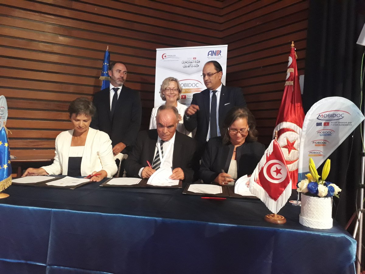 UeTunisie's tweet image. En marge des TESI days - Signature de #MOBIDOC-#H2020: un accord cadre de coopération. Objectif: financer la mise à disposition de docteurs pour appuyer les technopoles et leur entourage socio-économique afin de développer les projets de recherche et les process de valorisation.