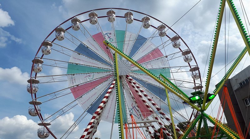 Rdaalopinternet's tweet photo. Stadsoevers promoot zich op het reuze-reuzenrad #Roosendaal @kermis #stadsoevers #reuzenrad https://t.co/mCfDlX5hTO https://t.co/F16Q2ljGJ9