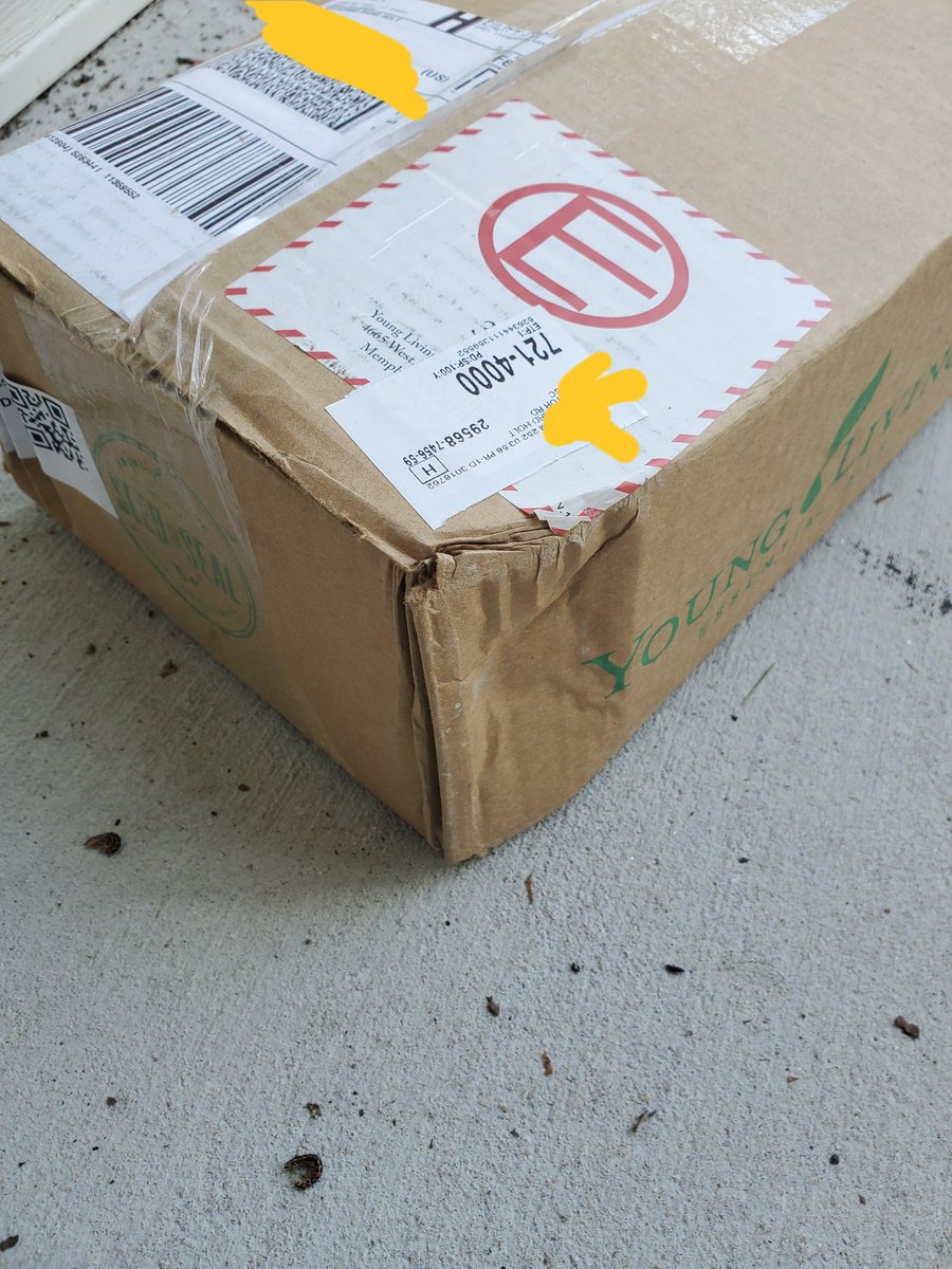 chipisthisguy's tweet photo. Dear @FedEx, do you train your drivers to throw boxes at houses? Saw one of your vans pull in and heard a thud as I walked to the door. Then I see your driver walking back to the van without a knock/ring. In Long, SC. https://t.co/8ziLh7Da8P