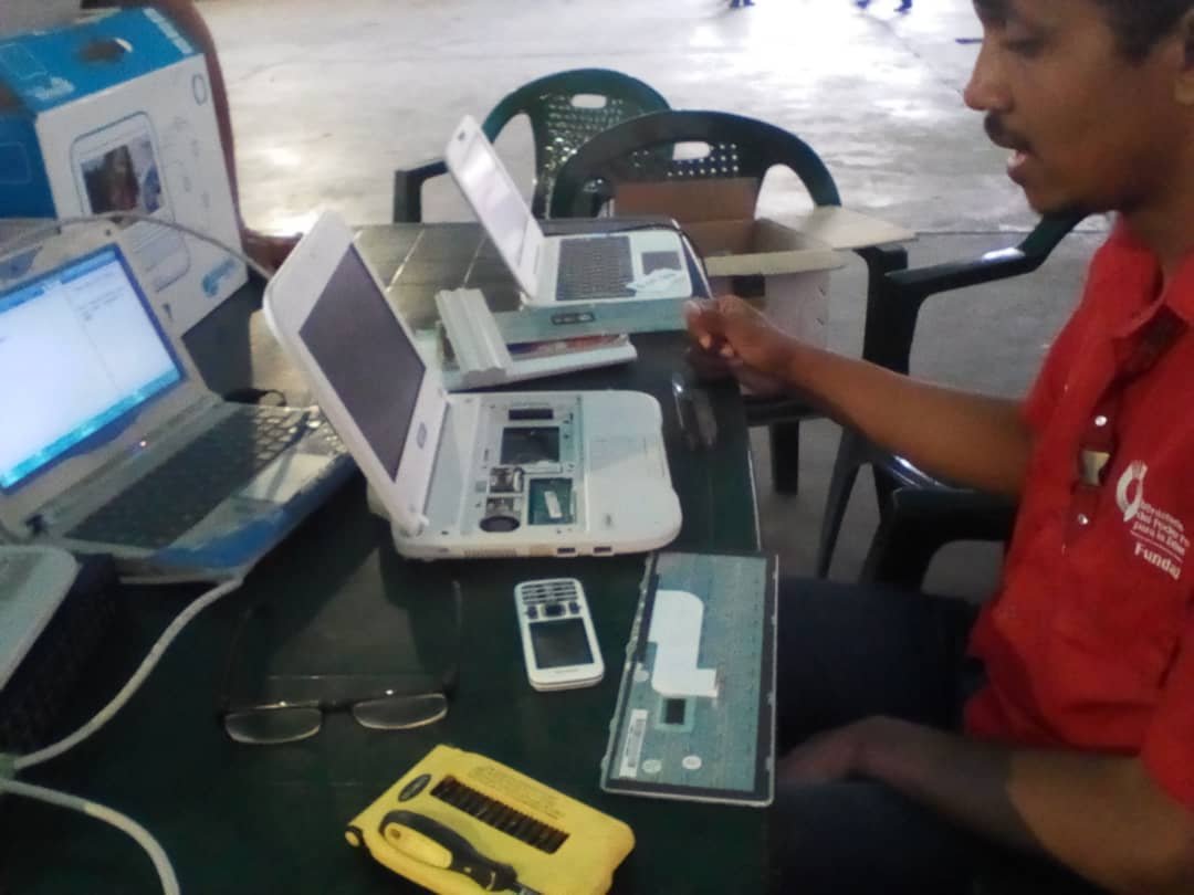 mineducacion_ve's tweet photo. Técnicos de los CIAT de @FundabitCapital llegaron a las comunidades del #DistritoCapital para diagnosticar problemas y actualizar software de las Canaimas. ¡Garantizando buen uso de las tecnologías! 👍🏻💻@NicolasMaduro @psuvaristobulo  @vane_prieto #VenezuelaIndetenible https://t.co/MgqsuIjboh
