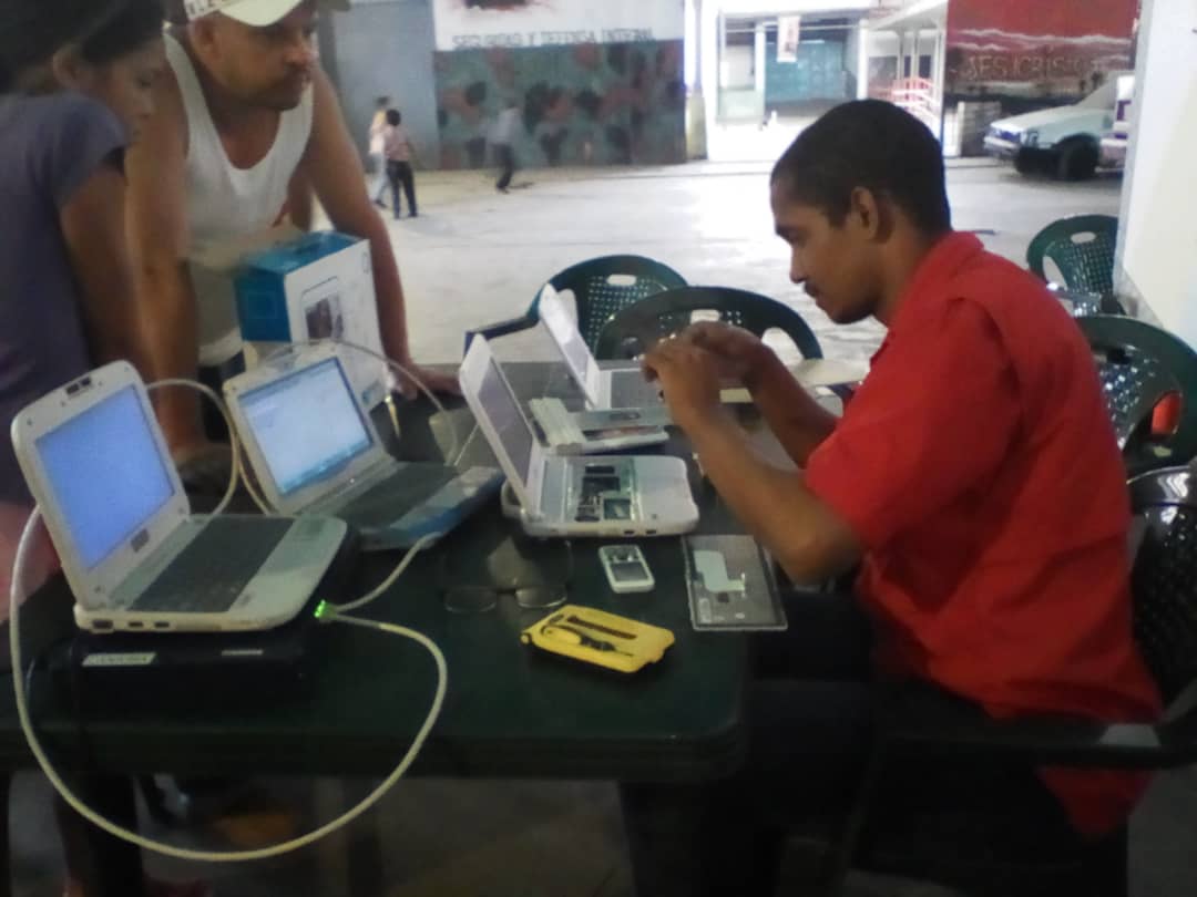 mineducacion_ve's tweet photo. Técnicos de los CIAT de @FundabitCapital llegaron a las comunidades del #DistritoCapital para diagnosticar problemas y actualizar software de las Canaimas. ¡Garantizando buen uso de las tecnologías! 👍🏻💻@NicolasMaduro @psuvaristobulo  @vane_prieto #VenezuelaIndetenible https://t.co/MgqsuIjboh
