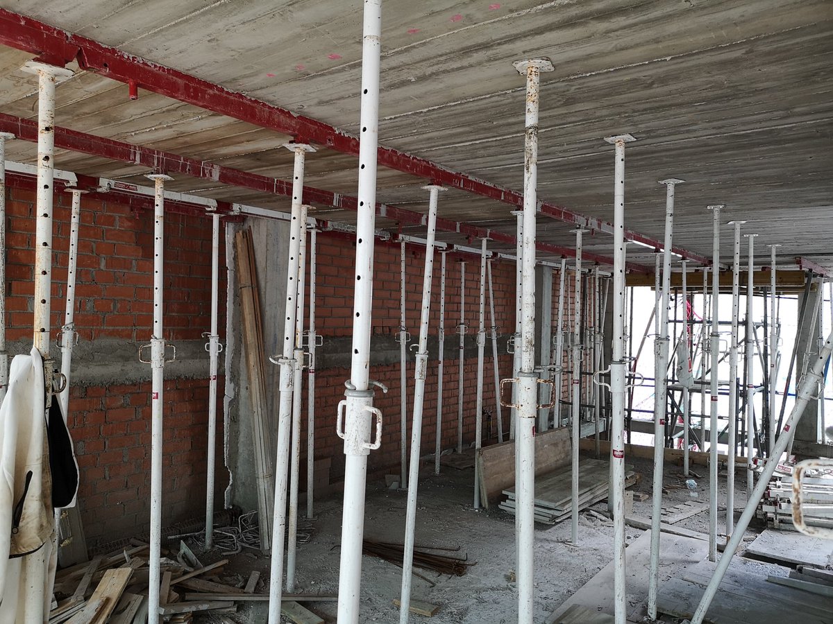 FerranVil1's tweet photo. Finalitzant l'estructura de formigó de l'edifici plurifamiliar que @grupvilavila està realitzant a l'Hospitalet del Llobregat. Finalitzats aquests treballs s'iniciaran tots els treballs d'acabats interiors. #edificacio #estructura #obres #hospitaletdelllobregat #edifici https://t.co/Z19IDEgDWO