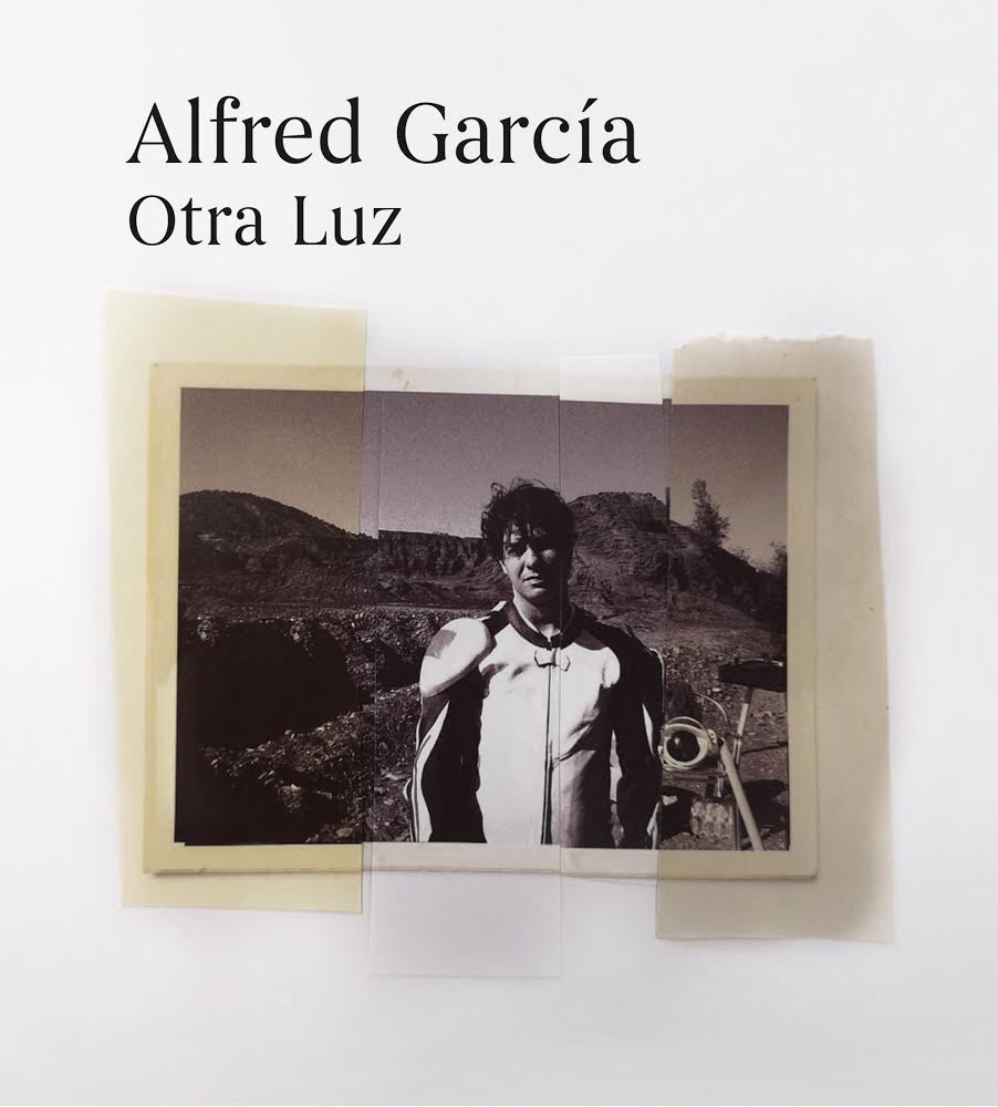 NewsAitana's tweet photo. El nuevo proyecto de @alfredgarcia, #OtraLuz (10/10/19), un libro de poemas, canciones y fotografías que cuenta con esta imagen de @Aitanax en su interior, hecha en la academia de OT. Desde aquí desearle mucho éxito, estamos deseando descubrirlo. 
📸: @alfredgarcia https://t.co/Mm8L38N514