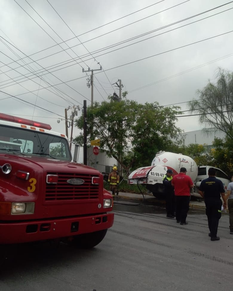 BomberosNL's tweet photo. Máquina 3 acude a accidente vial donde participa una pipa de gas ubicado en Petroquimica y Cerámica en la colonia Parque Industrial, en Escobedo Nuevo León. https://t.co/0r2KSfG7wX