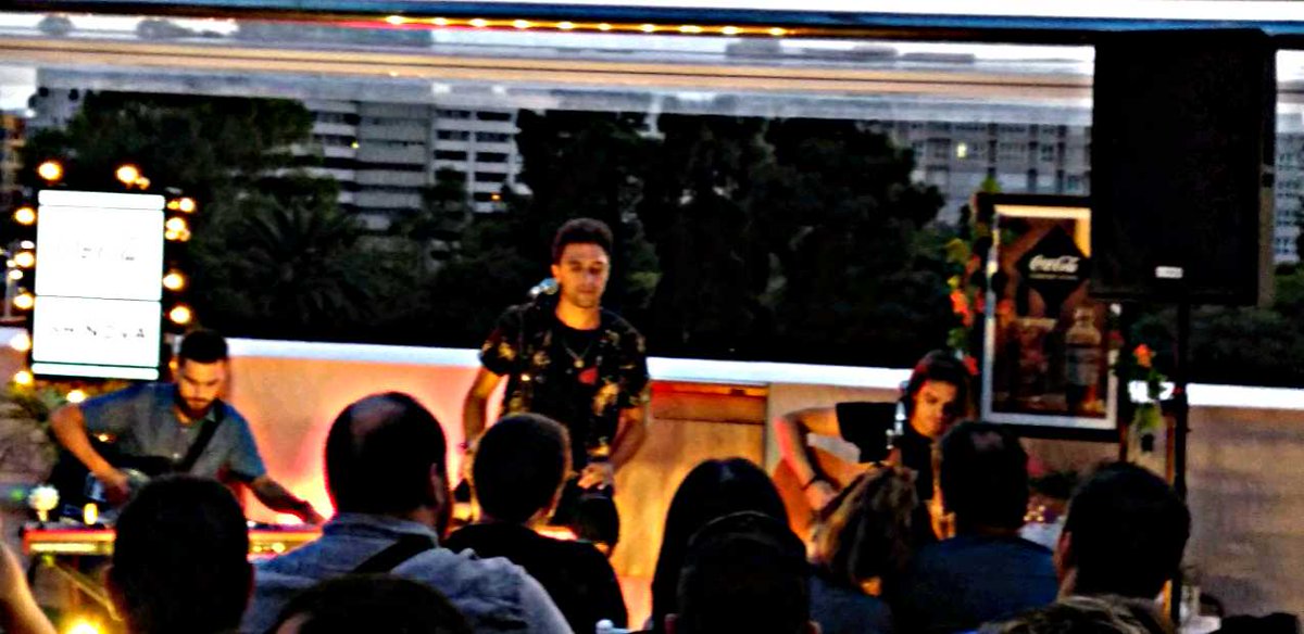 Los he descubierto, en directo, 
" elegantemente tarde" 🎶🎸... Si en acústico suenan así, en sala, con toda la artillería, tienen que ser la leche😜 ❤️
@Shinova
<a href="/GabrielShinova/">Gabriel de la Rosa</a>