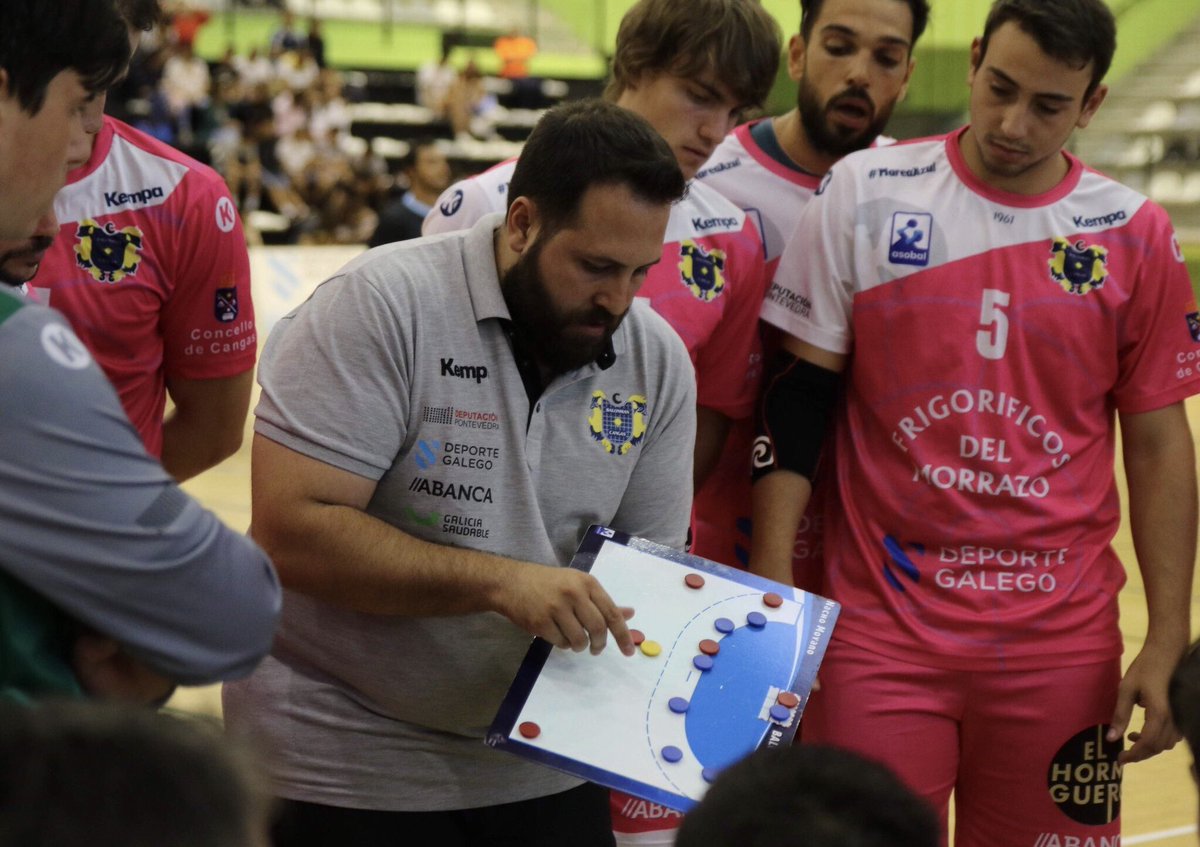 El #TeamKempa <a href="/balonmancangas/">Balonmán Cangas</a> consiguió su primera victoria en liga frente su afición. ¡Un gran traballo de todo o equipo! 🙌🏼🤩