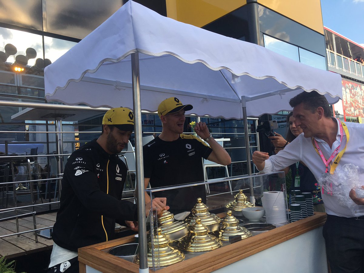 erikbielderman's tweet photo. Ce mardi dans @lequipe quatre jours de la vie de l’écurie @RenaultF1Team, partagés en toute liberté à #Monza.
@danielricciardo
@HulkHulkenberg
#2pages https://t.co/AhCcXrrMst