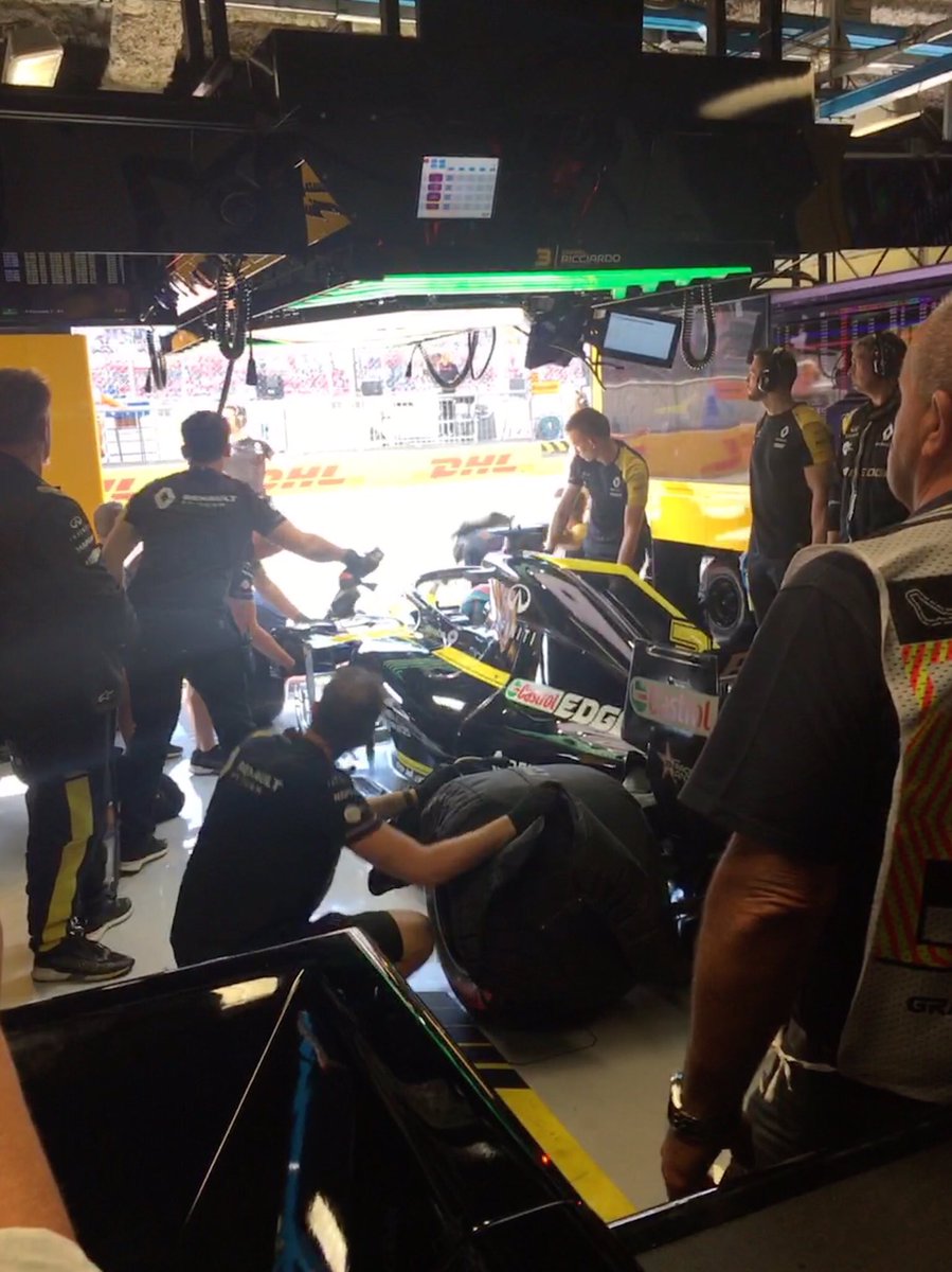 erikbielderman's tweet photo. Ce mardi dans @lequipe quatre jours de la vie de l’écurie @RenaultF1Team, partagés en toute liberté à #Monza.
@danielricciardo
@HulkHulkenberg
#2pages https://t.co/AhCcXrrMst