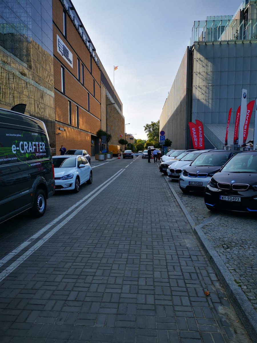 KNM_PSPA's tweet photo. Przez cały czas trwania #KNM2019 można skorzystać z jazd testowych w strefie DRIVE, obejrzeć najnowsze samochody z napędem elektrycznym, jak również porozmawiać z ekspertami z zakresu #elektromobilność! https://t.co/HflHtxCLxy