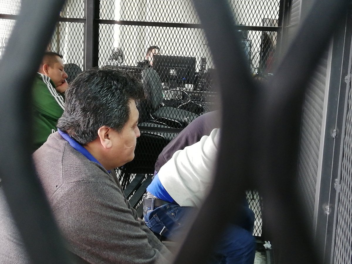 kmonzon_pl's tweet photo. En la continuación del debate a los 6 integrantes de la banda el Patrón, una testigo protegida declara y reconoce a Gerber Manolo López Chupina, de 40 años, apodado “Pocha”, el supuesto cabecilla.
"Tiene una cicatriz en la mejilla, del lado derecho, es gordo", dice. https://t.co/wlLRyUSOdn