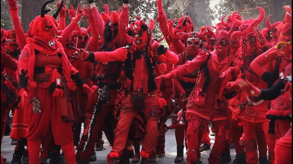 dolorinvisible_'s tweet photo. La memoria colectiva, la lucha en resistencia y la organización social, son por sobre todo, las mayores herramientas de dignidad y salud para los/las oprimidas/os.

Conmemoración #11deSeptiembre, Diablos Rojos de Victor Jara, #Romeria Cementerio General, #Chile, 2019 https://t.co/grRnGvW5km