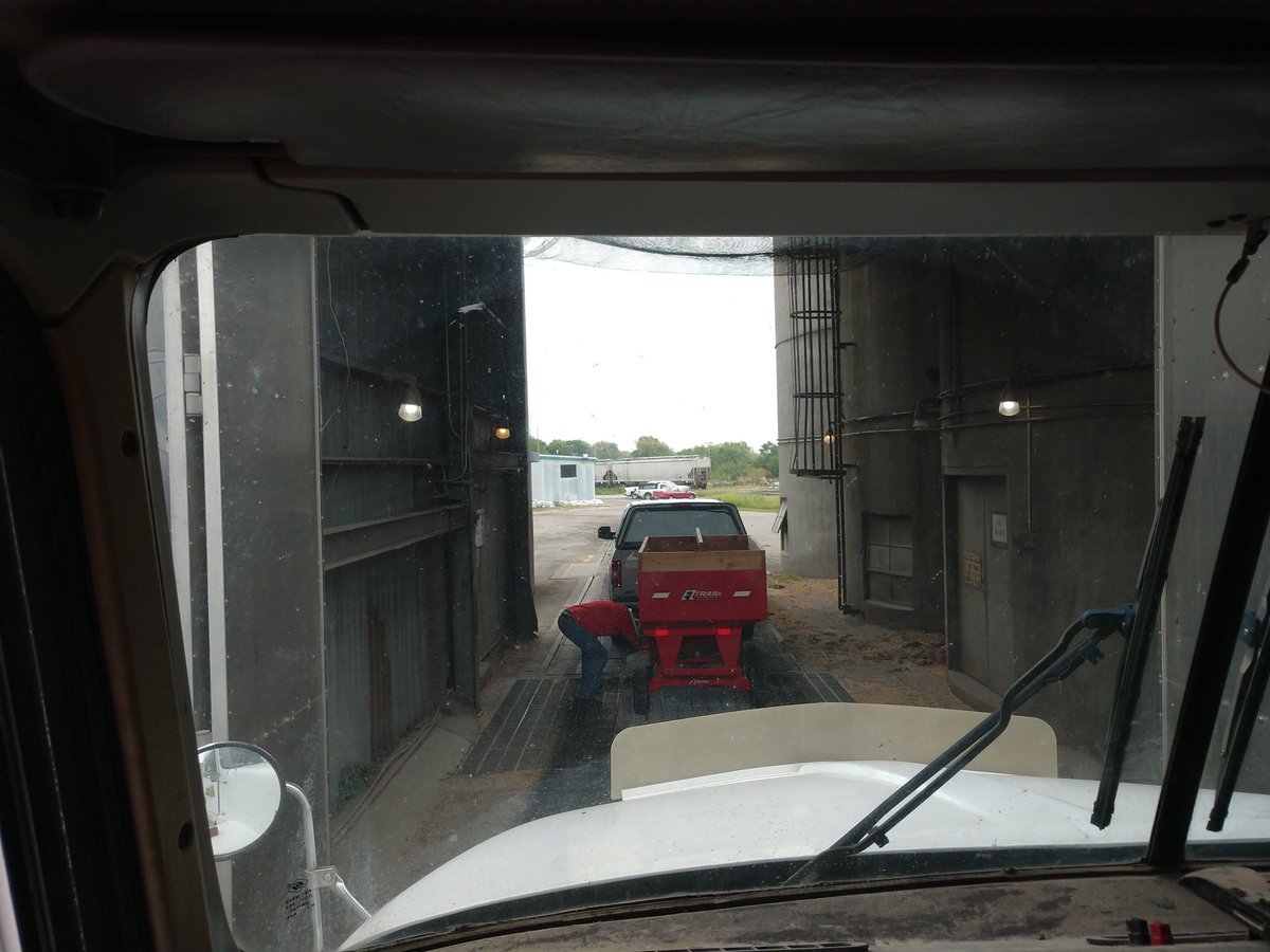 4FarmsIL's tweet photo. Just when you thought you'd seen every truck and trailer, this guy rolls in. 50 bu load! https://t.co/DyWo11fIRj