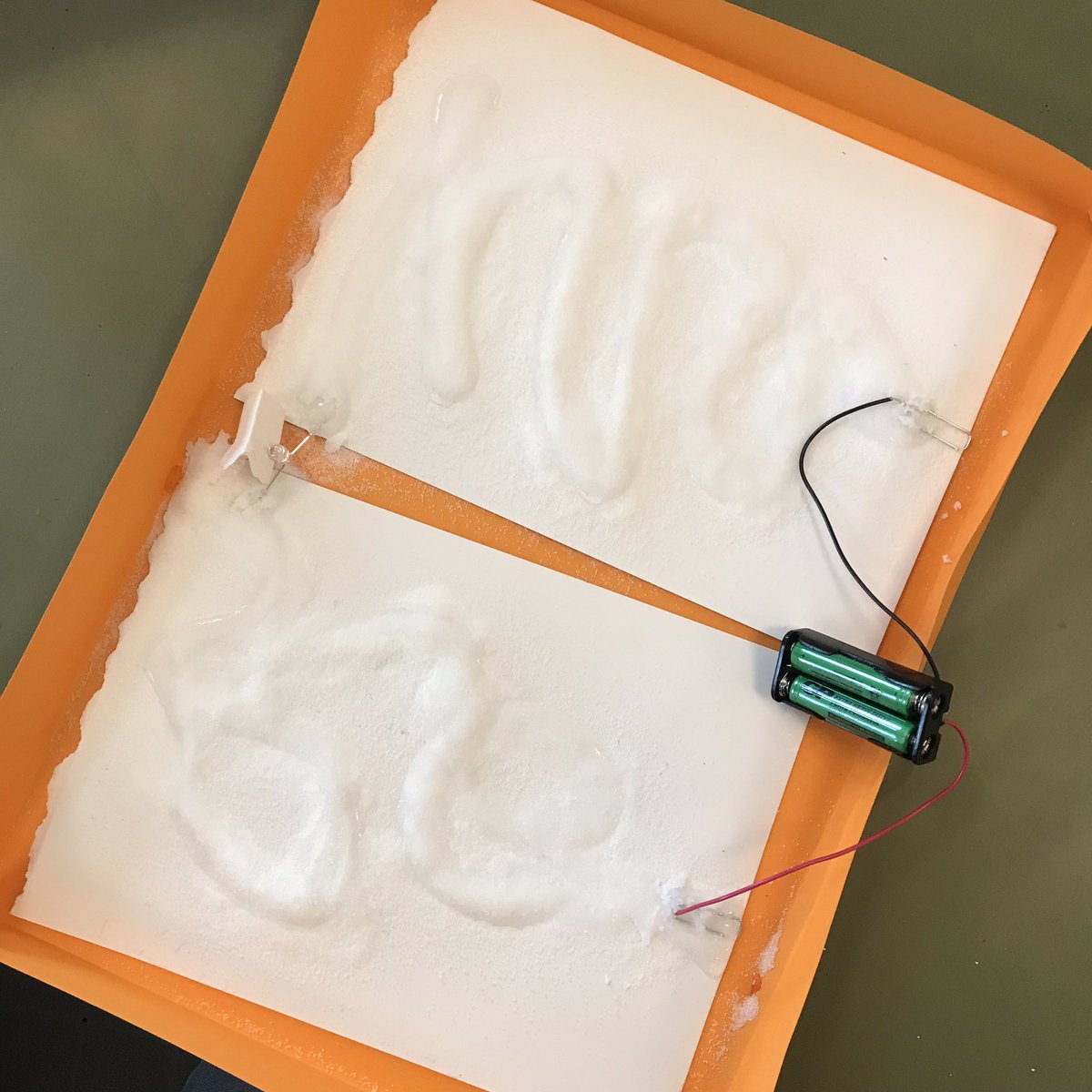 RagnaRagnag's tweet photo. Örnámskeið um einfaldar rafrásir. Nú er bara að ákveða hvað ég geri með nemendum mínum í 1. bekk. #flataskoli #menntaspjall #vexaedu https://t.co/u0mhDT9IrK