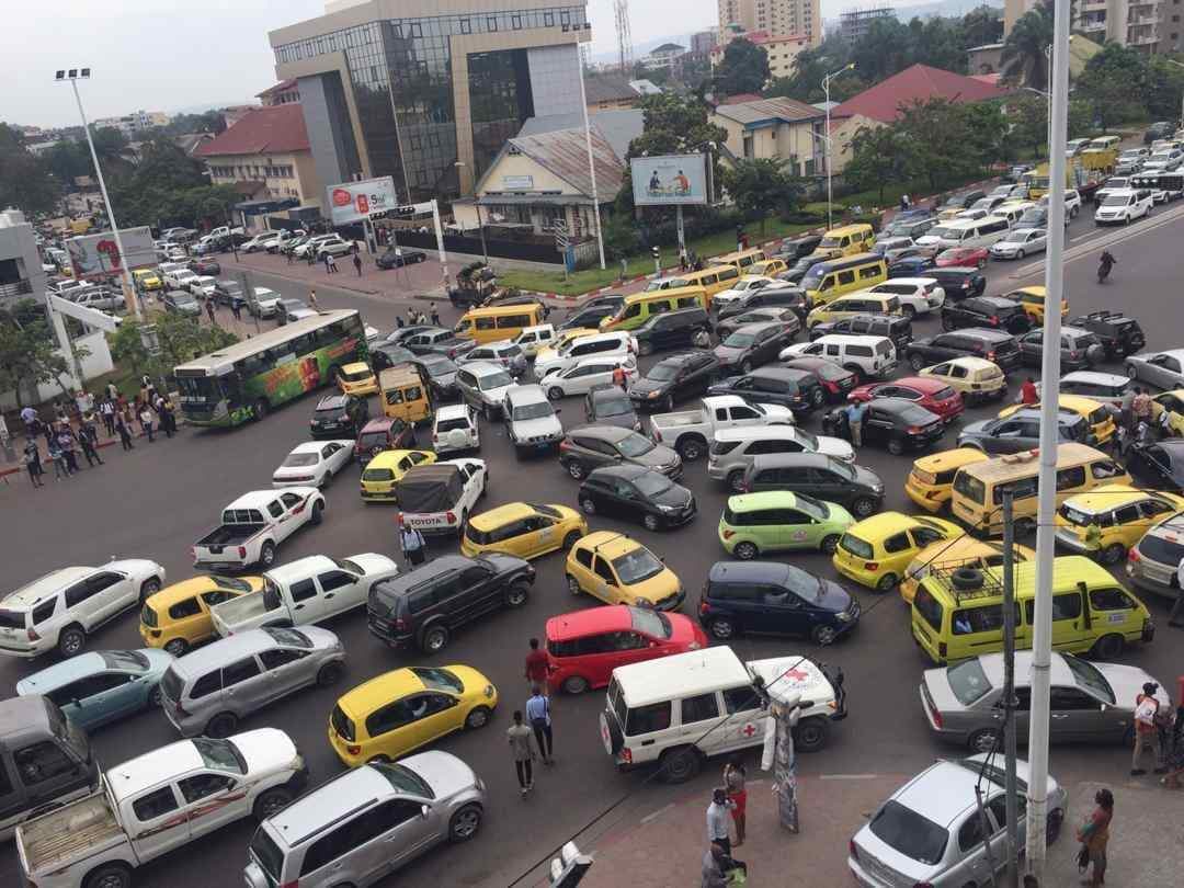 iamKevin_I's tweet image. Les remises et reprises effectuées aujourd&apos;hui au sein des ministères démontrent à quel point la concentration des institutions à Gombe peut s&apos;avérer nocive.