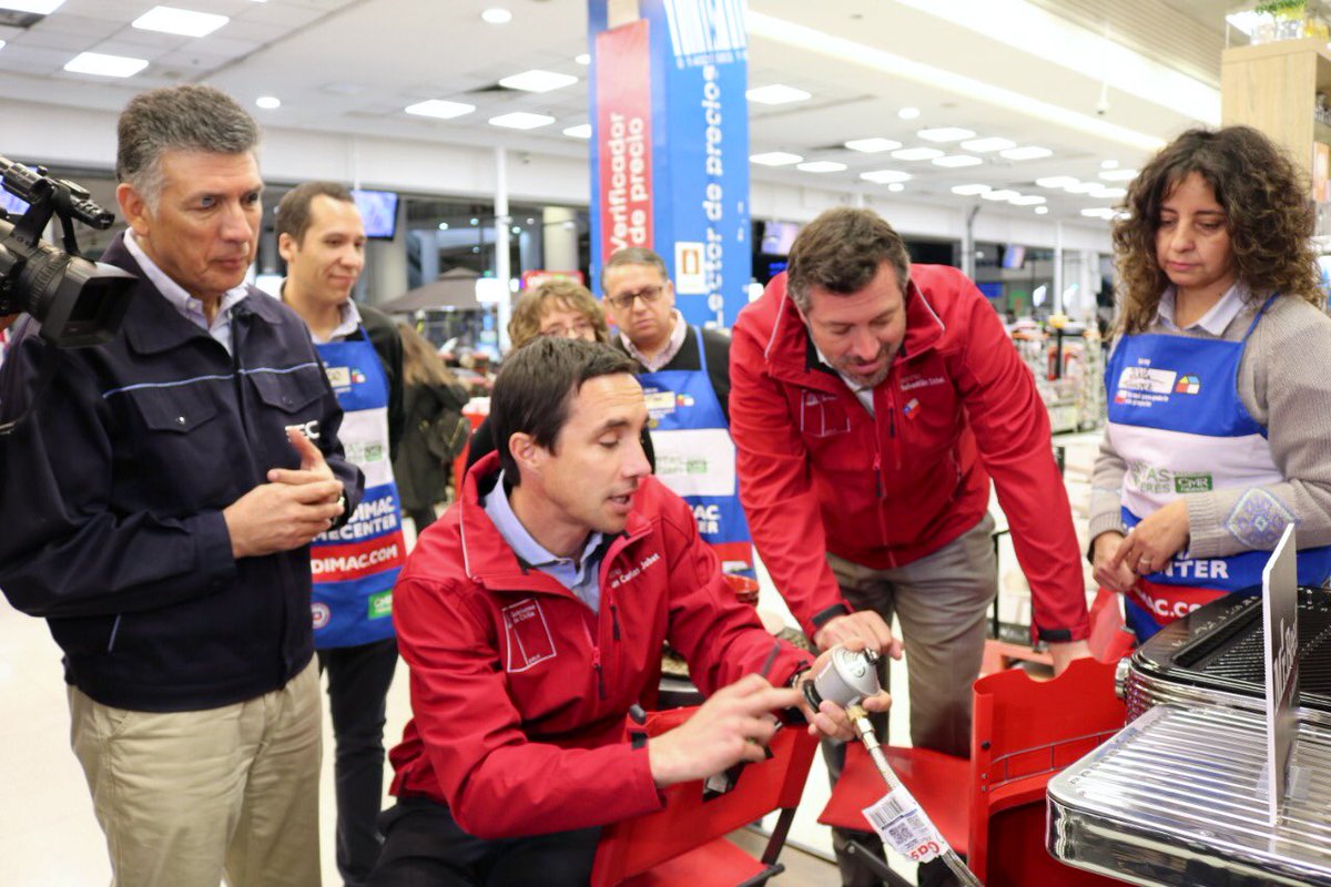 MinEnergia's tweet photo. ¡Se acerca el 18 y ya comienza la temporada de parrillas! 🇨🇱👏 Hoy los ministros @JCJobet y @sebastiansichel junto a la @SEC_cl realizaron una fiscalización a la venta de parrillas a gas y eléctricas. Las autoridades entregaron diversas recomendaciones de uso y seguridad ✅ https://t.co/SnQ1GCPEny