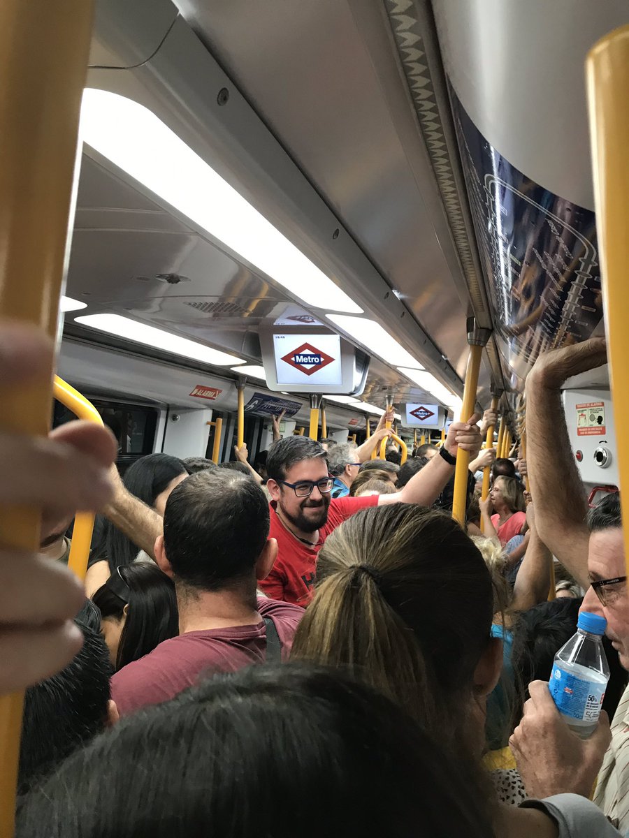 maarta_isla's tweet photo. @SufridoresMetro Largas esperas en Nuevos Ministerios y después claro..trenes abarrotados #L6 #vergonzoso https://t.co/oP3qbAq2lw