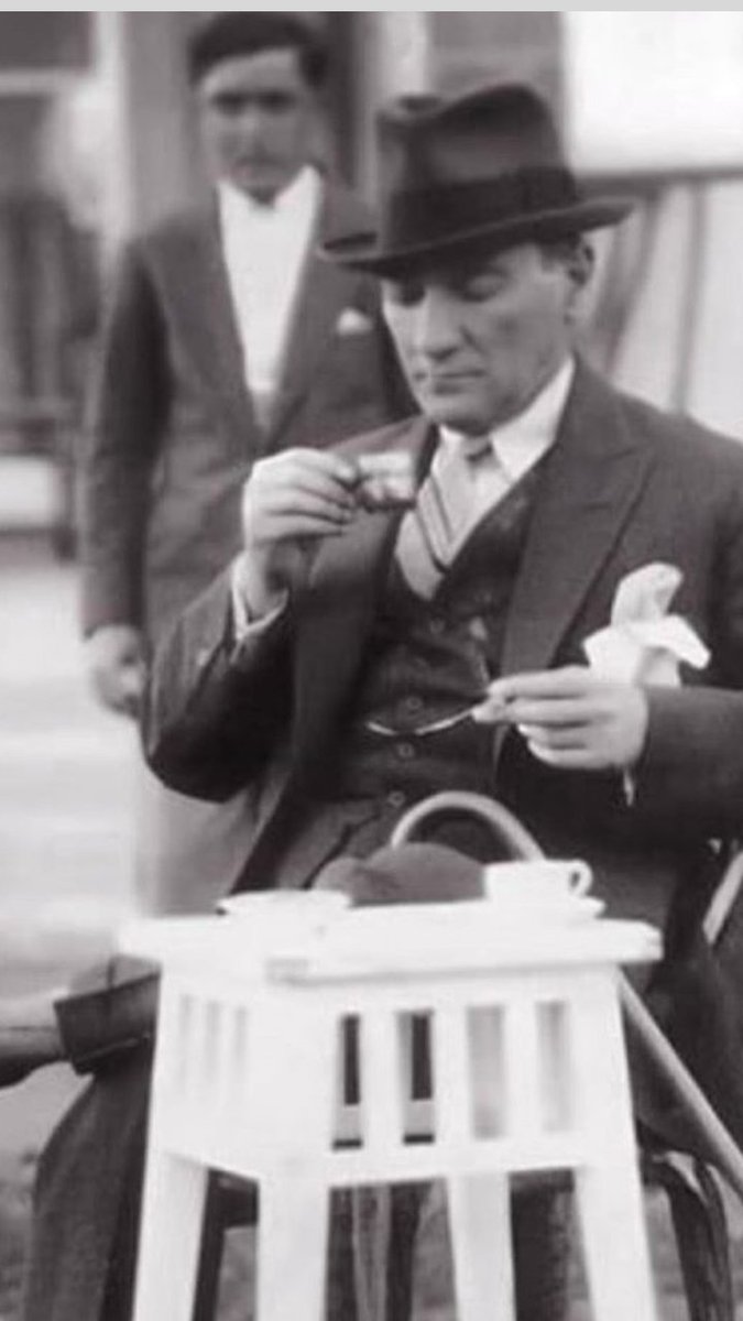 İzmir'in dağlarında çiçekler açtıran güzel adam..
Ulu Önderim..
Atam..
Kahve içişine,sigarayı tutuşuna hayran..
#9EyluelİzmirinKurtulusu