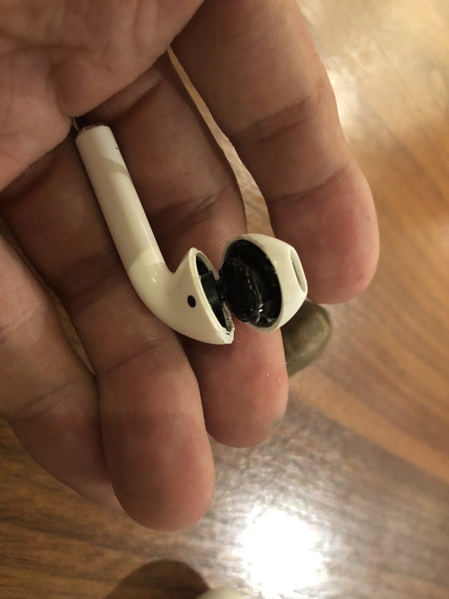 KUNIYO4's tweet photo. AirpodsをK18で作る動画をみて自分もやってみよう！と思って新品で購入してフタ開けたら破壊してしまった、中身全然違う。泣ける。中のパーツすら取り出すことが出来ず失敗。断線して電源すら入らない。良い子はマネしちゃダメよ。 https://t.co/GxziWmw2gB