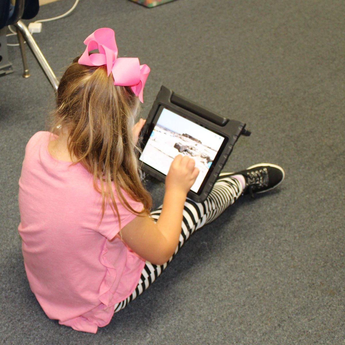 Dean_Road_Elem's tweet photo. Mrs. Pate's students are using @nearpod to take virtual field trips and learn about rock formations! @PhilipWagener #DRESuccess #CelebrateAuburn https://t.co/kN1nqHby6H