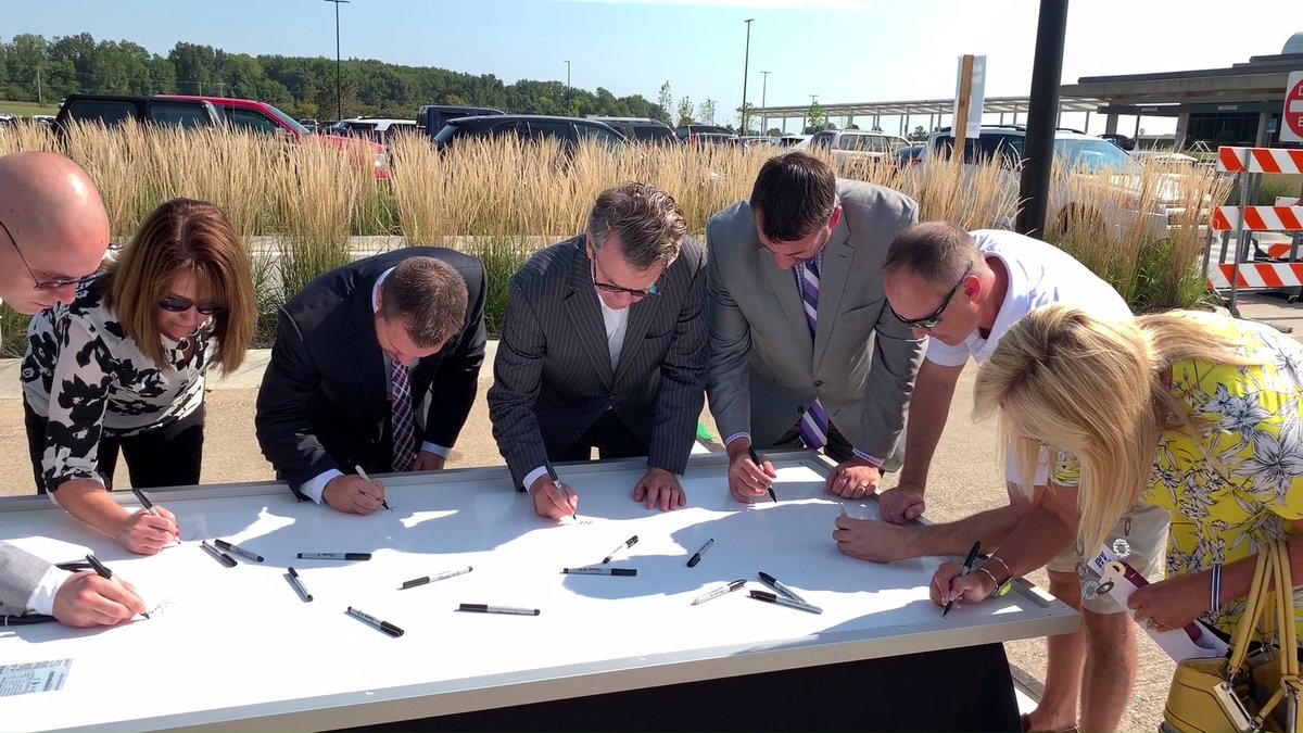 MayorWinnecke's tweet photo. Soon, @FlyEVV will have the largest solar covered airport parking canopy in the United States, generating 1.3 megawatts.
Thanks for doing your part to help make our community more environmentally sustainable.
https://t.co/JdP8CeWuB2 https://t.co/92VTR8bCJZ