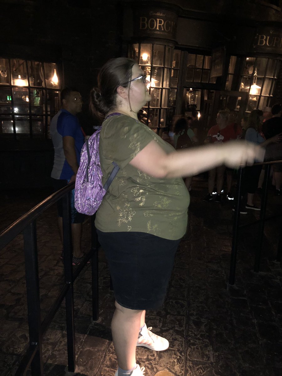 Rayna_Vause's tweet photo. Wingardium Leviosa! #diagonalley https://t.co/oeu91wkUfl