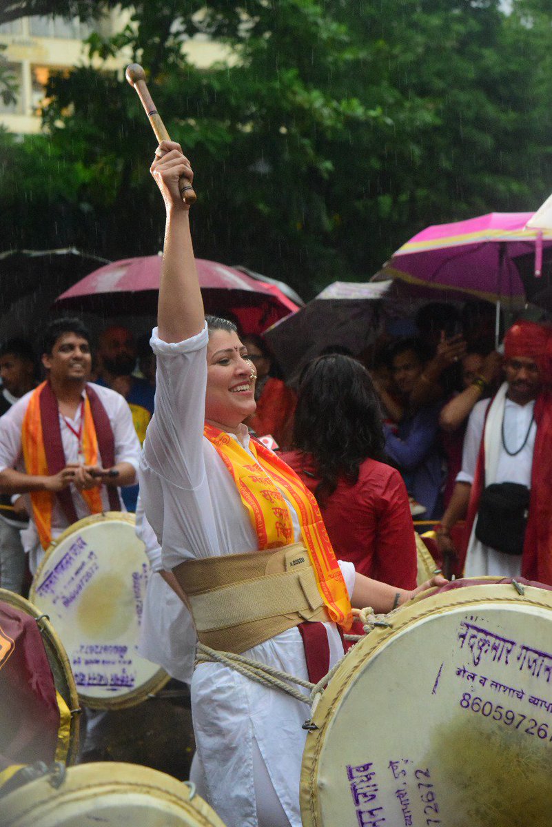 भिनेत्री <a href="/tejaswini_tweet/">Tejaswini</a> सिद्धिविनायक गणपती मिरवणूकीत झाली सहभागी.<a href="/DreamersPR/">Dreamers PR</a> 
#kalavant #dhol #miravnuk #kalavantdholpathak #happiness #marathiactress