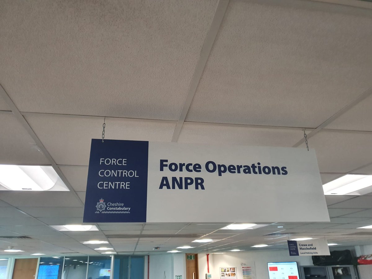 DanHalliwell1's tweet image. Great afternoon at our #ForceControl room courtesy of @JamesWilson4063 today
An insight to the role of the Force Incident Manager &amp;amp; our Radio Operators is nothing short of amazing 👍🏻
Great to see how they support the frontline, a role that is often underestimated #professionalism
