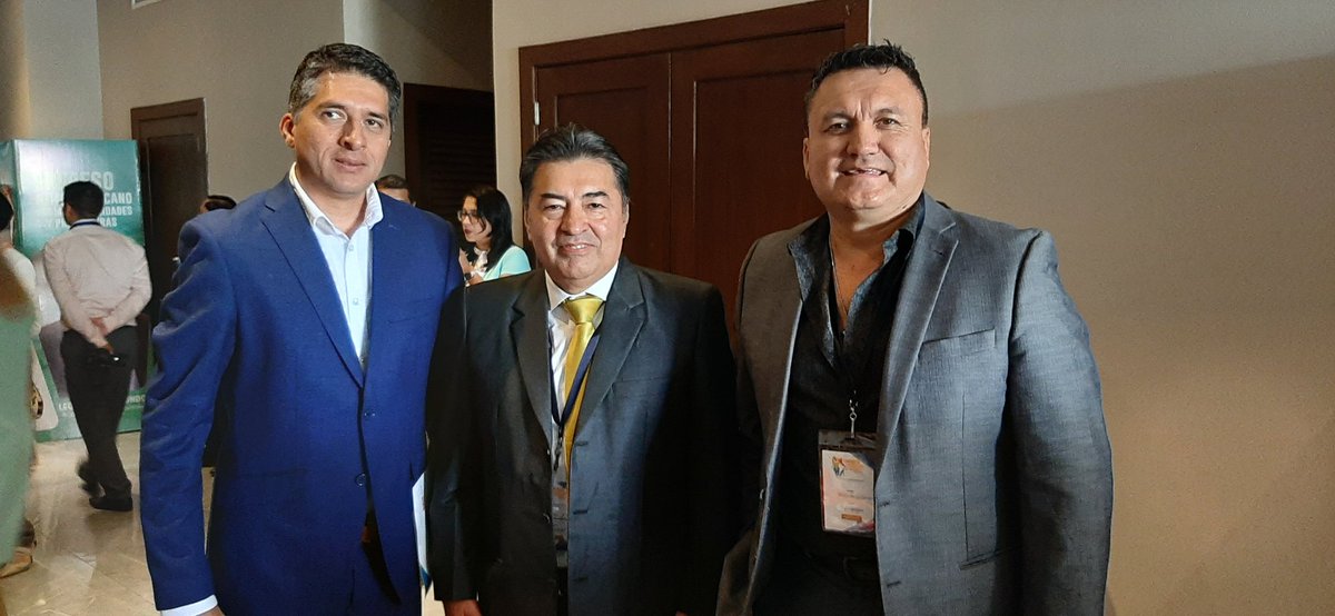 Congresolatino1's tweet photo. Alcalde de @Municipio_Bucay #GregorioRodriguez junto a #CarlosMoreno Director #CTP @GobiernoGuayas y @Juancor27 asisten a la1ª edición del #CongresoLatam de #MunicipiosyPrefecturas https://t.co/UjVmPgNHpE