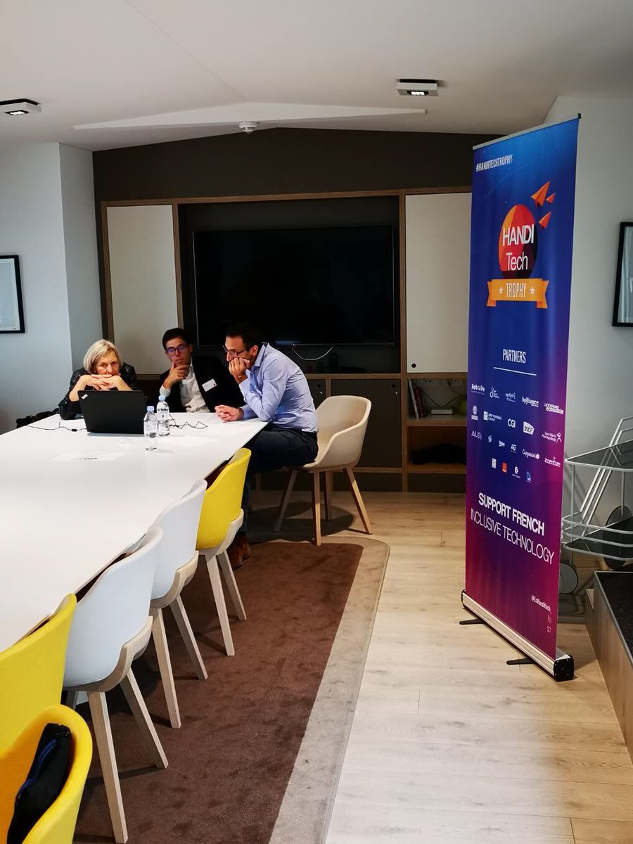 HanditechTrophy's tweet photo. Le jury d’experts #tech #innovation #rse en pleine délibération ! #htt19 🤔 https://t.co/7cRZSzf0ec