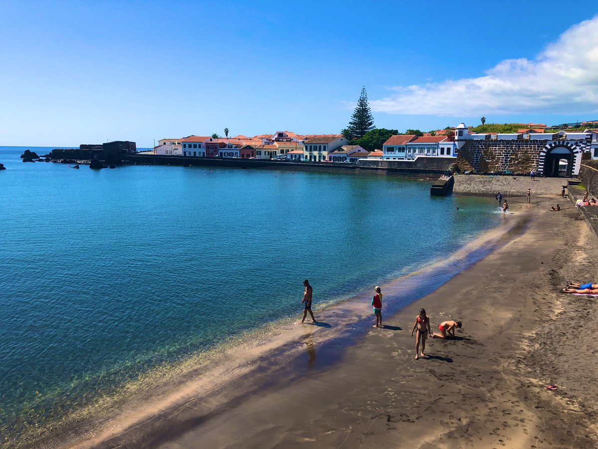 Amazing first day on Faial - 2/3 groups did snorkel surveys and deployed BRUVS off a beach in Horta. Best part was spotting lots of little critters like the Mediterranean Moray (Muraena helena). It was a tough day on #FieldAzores. #FieldCourseFortnight #ExeterGlobal