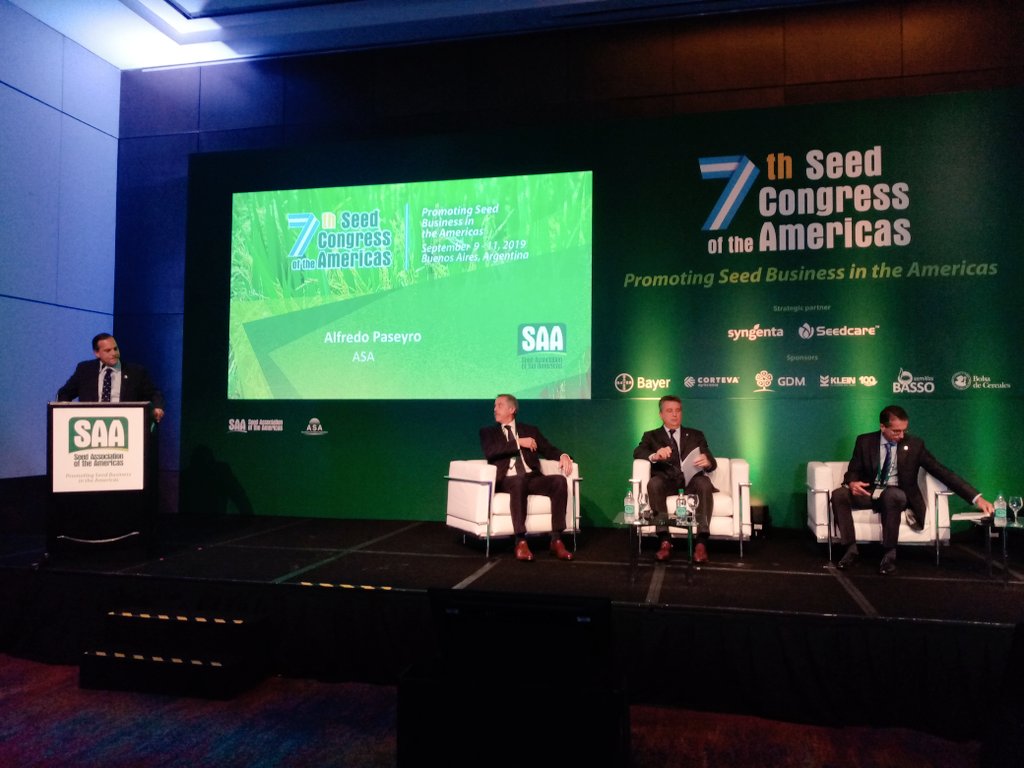 SAA__seed's tweet photo. Ceremonia de apertura del Congreso de Semillas de las Américas con la presencia del ministro de Ganadería, Agricultura y Pesca de Argentina, Luis Miguel Etchevehere, el jefe de gabinete de Agricultura, Santiago del Solar, y otras autoridades nacionales. #SeedCongress2019 #SAASeed https://t.co/b5WJqot8IB
