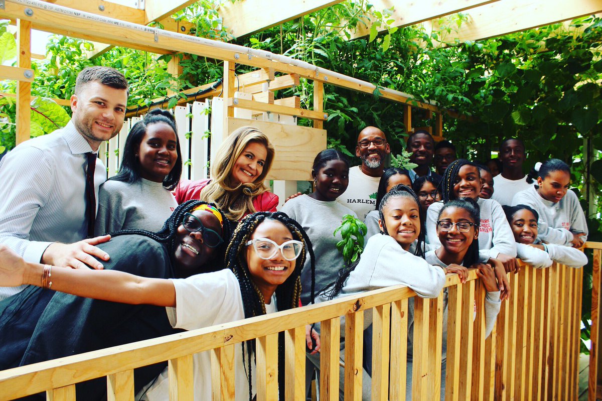 monicamoralestv's tweet photo. Thank you @nysenbenjamin for introducing us to @harlemgrown Our βOn the Rise series continues. Who knew you could eat flowers? @pix11news #harlemontherise https://t.co/XwBCPqlX5n