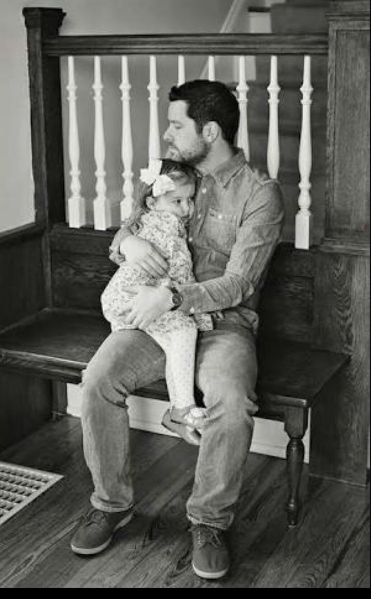 Отец и дочь. Отец и дочь. Ребенок обнимает папу. Мужчина с ребенком на кухне. Фотосессия папа и дочка.