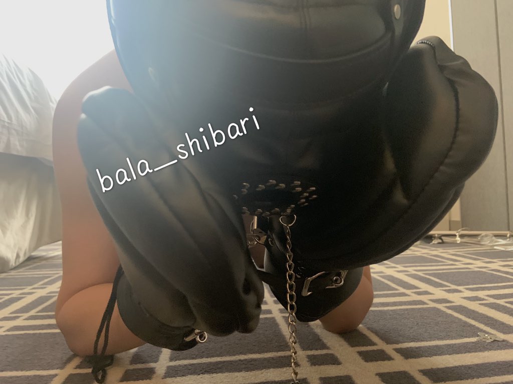 bala_shibari's tweet photo. 第一句话，这条如果不能破千赞，我就一个月不更新了。
我太喜欢这组了，每个细节都想去拍照，但是玩的时候又不想去分心。如果看过我之前转发的推，应该知道有一张漫画是这个姿势。前几天“还原”了一下，我们两个人特别有仪式感的配齐各种道具。
超爱❤ https://t.co/lM2YLJ1bmE