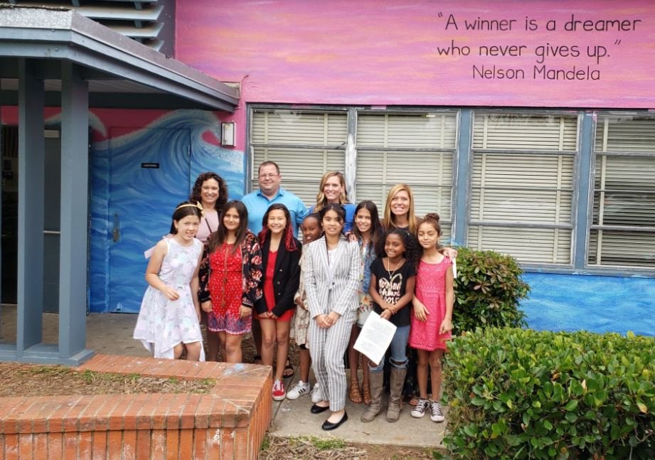 sdschools's tweet photo. One parent asks, "How amazing would it be if our city’s neighborhoods were brought together by shared love and support for our neighborhood schools?" Take a read in the latest #BetterSD story, written by @ClaySDUSD parent @mclanea 
👉https://t.co/JRNRzG53k6 https://t.co/cQBE7hFJd8