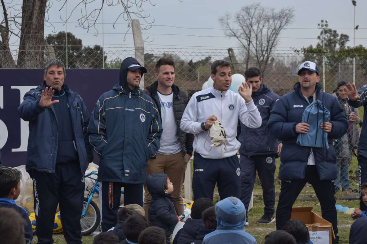 AcassusoInf's tweet photo. El viernes, gracias a la iniciativa de los coordinadores, los infantiles festejaron el cumpleaños 97 del Club Acassuso. Participaron de una jornada recreativa de juegos, una merienda con chocolatada y alfajores, hubo varios sorteos y luego recibieron una pelota de regalo cada uno https://t.co/zjgZiTump9