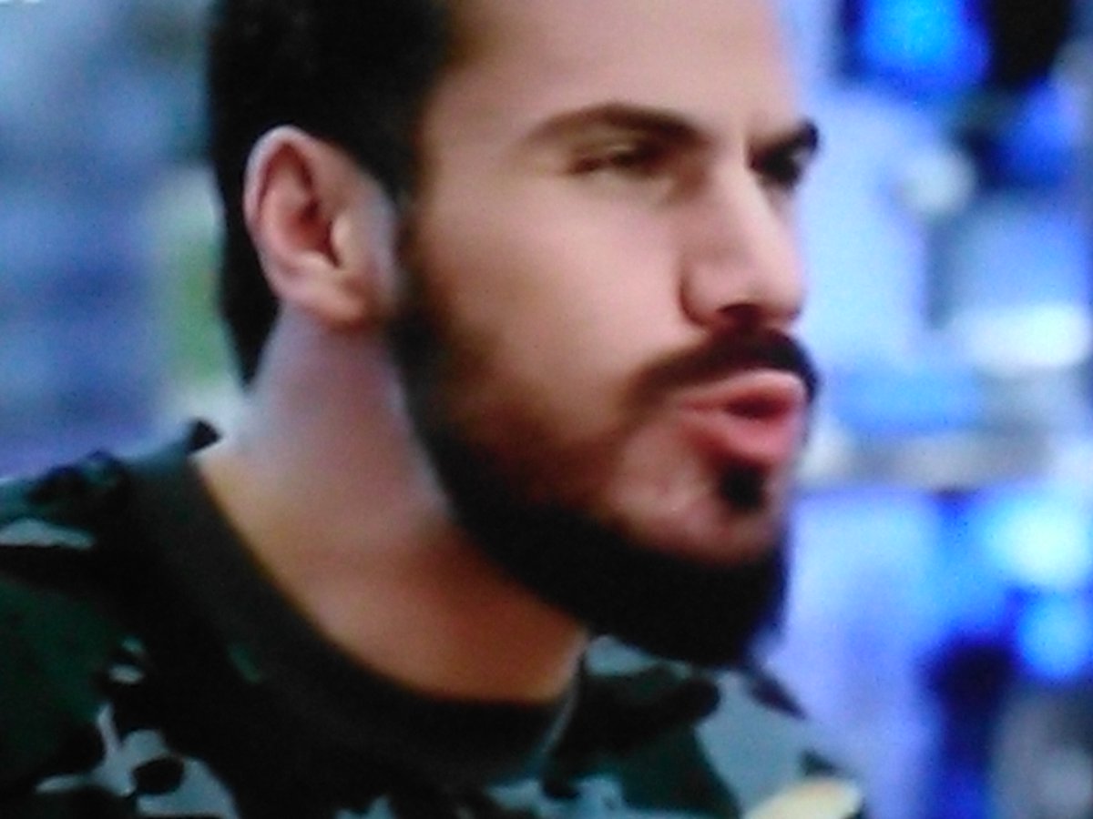 CarelessGreek's tweet photo. @A_petretzikis Akis Petretzikis à la Che Guevara. No mas! No bueno!
May I have my sexy Greek chef back please, unshaven and handsome as always. That 300 Spartans look doesn't suit you, darlin'.😘 #kitchenlab on #AlphaSat #ASat #sexyGreekchef #AkisPetretzikis #Greece https://t.co/XA3LHqJBJc