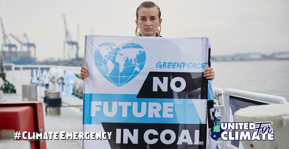 LIVE/BREAKING Greenpeace activists stop coal import to Poland to protest the trafficking of the climate killer #1 in the face of a #ClimateEmergency. 

We must #KeepItInTheGround! 

Join the movement: act.gp/2ZOHA8x, stand #UnitedForClimate