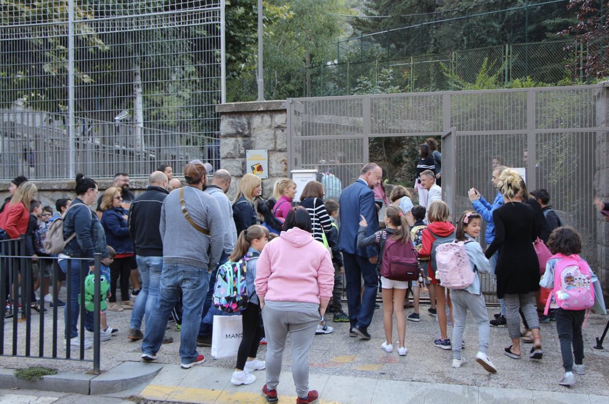 EASantJulia's tweet photo. Algunes fotos de l’inici de curs! Gràcies @rtvandorra @GovernAndorra @La_SER per fer-vos ressó! 📸 #EASJ https://t.co/9QUlhufllE