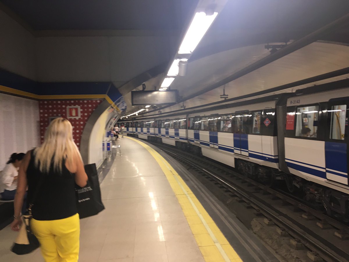 i_velezal's tweet photo. Lo de tenerlos apagados o sin nada es para que no sepamos cuantos minutos vamos a perder, verdad? #VueltaAlCole  @SufridoresMetro https://t.co/1AQnjhJ21q