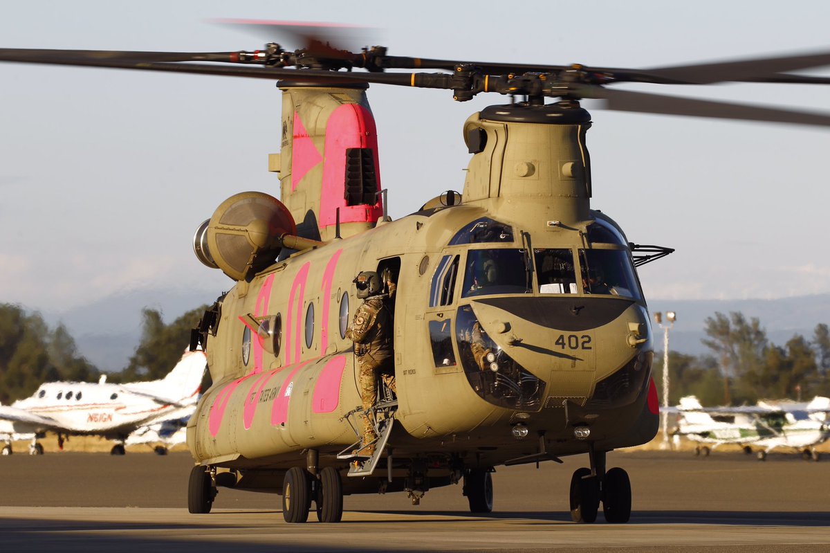 TheCalGuard's tweet image. . @USArmy Sgt. George Esquivel, a CH-47 Chinook flight engineer with #CalGuard’s B Co., 1st Battalion, 126th Aviation Regiment, looks out from the helicopter, Sept. 8, while landing in Redding, California, after fire missions on the #RedBankFire and #SouthFire.