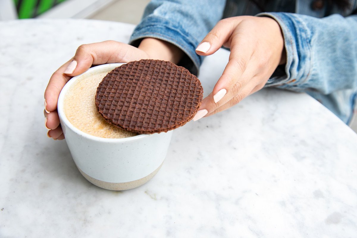 DaelmansUS's tweet photo. We know how to help you kick off your new week!!
#Monday #workweek #Daelmans #stroopwafel #coffeesbestfriend #MondayMotivation https://t.co/DSBa2ded4N