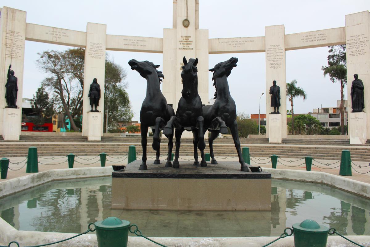 FILLima2026's tweet photo. Un mes después de la #FILLima2019...
La @CPLibro  entregó el Parque Los Próceres a todos los vecinos y a la @munijesusmaria. ⛲🐎🌳
Hemos restituido las estructuras y áreas verdes de este gran espacio público sobre el que se realiza la feria.

¡Gracias por la acogida! https://t.co/aAkGt5Frgo