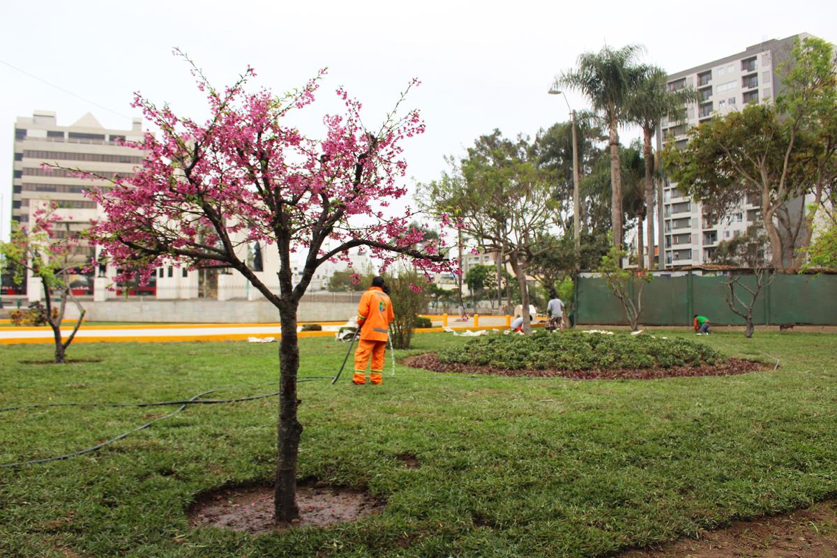 FILLima2026's tweet photo. Un mes después de la #FILLima2019...
La @CPLibro  entregó el Parque Los Próceres a todos los vecinos y a la @munijesusmaria. ⛲🐎🌳
Hemos restituido las estructuras y áreas verdes de este gran espacio público sobre el que se realiza la feria.

¡Gracias por la acogida! https://t.co/aAkGt5Frgo