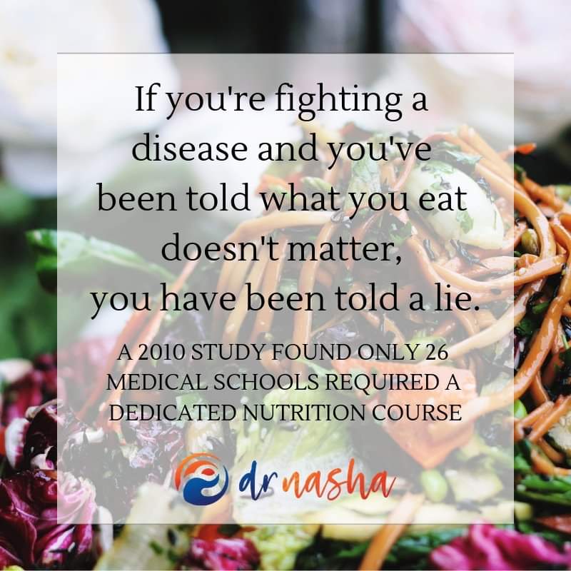 هذه الصوره تختصر اهم معضله في الطب الحديث!
علاقه الغذاء بالصحه!
فعلاً! اذا زرت طبيبا، غالبا لعرض مزمن، ولم يتحدث معك عن الغذاء فاعلم انك لم تحسن الاختيار لانه ببساطه لا علاج دون البدايه بالغذاء!
لم نتعلم في كليه الطب ابدا شيئاً عن علاقه الغذاء بالصحه!
ياتُرى لماذا🤔❓