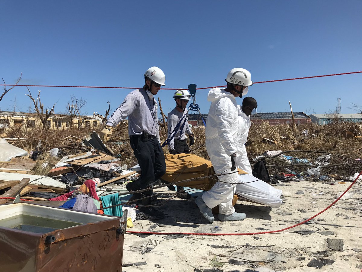 Mehr als eine Woche nach #HurricaneDorian werden endlich die Toten in #Abaco geborgen. Eine Gruppe aus lokaler Polizei und Helfern aus Florida holte mehrere Tote aus den Trümmern in #MarshHarbor. Eine koordinierte Suche gibt es bisher nicht.