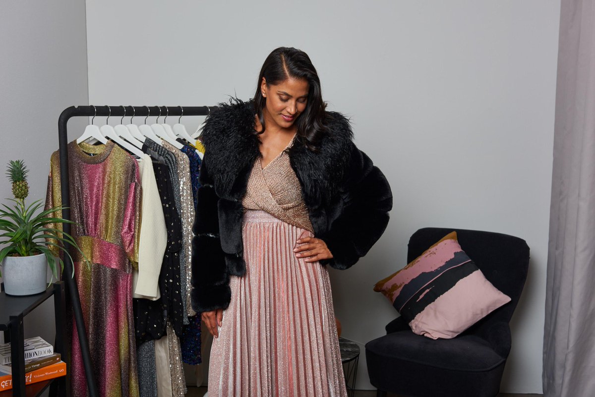 PotteriesCentre's tweet photo. We have outfit envy😍 @BonnieRakhit shows us how to rock sparkles & shine this season✨
Jacket: @Debenhams
Top: @newlook
Skirt: @newlook
#TryATrend #AW19 https://t.co/dPWABh6W01