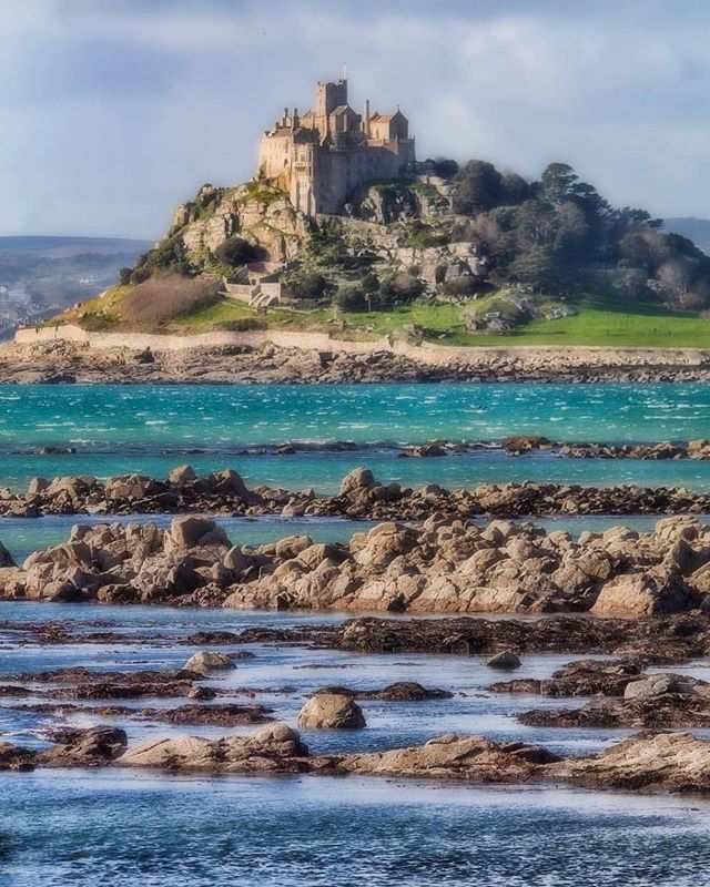 Repost @walkingcornwall with thanks.
👣
An angle on Cornwall's most recognisable landmarks and the side of the island that is definitley our favorite, the gardens of St Michaels Mount photographed by @dreamyweamyphotography from across mounts bay.⁠
👣⁠… ift.tt/31aFa5p