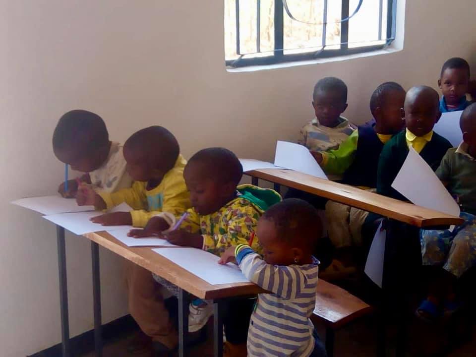 TanzaniaSmile's tweet photo. Primera semana superada en nuestro Centro de Día .
Todos están encantados de tener un sitio donde aprender y divertirse.
Deseando abrir la semana que viene el segundo aula!

#igualdad #oportunidades #tanzaniasmile #colabora #haztesocio https://t.co/2CkHtveCO0