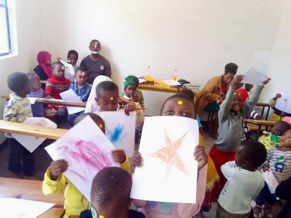 TanzaniaSmile's tweet photo. Primera semana superada en nuestro Centro de Día .
Todos están encantados de tener un sitio donde aprender y divertirse.
Deseando abrir la semana que viene el segundo aula!

#igualdad #oportunidades #tanzaniasmile #colabora #haztesocio https://t.co/2CkHtveCO0